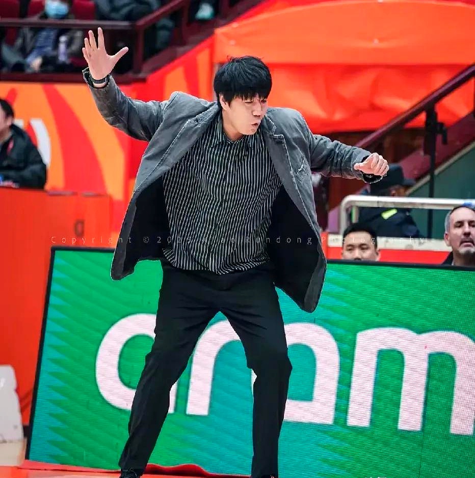 九游体育平台-转会期突围战来临，山东男篮围绕CBA季后赛止住颓势，气氛紧张，轮换策略成焦点的简单介绍