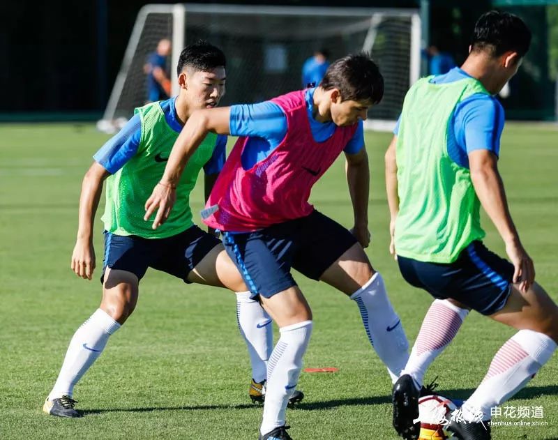 九游官网-上海申花训练开放日；窗口期扳平良机引欢呼；欧冠在即；更衣室氛围转暖的简单介绍